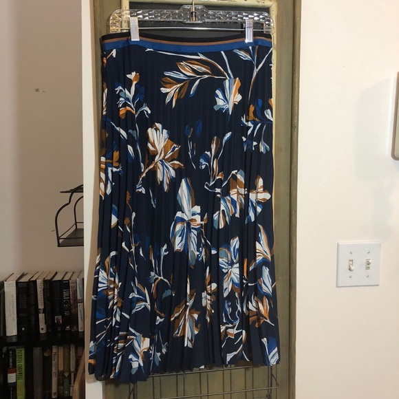 Hugo Boss Viplisa Skirt as worn by Queen Letizia - Picture 4 of 8